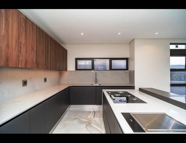 6 BEDROOM HOUSE FOR SALE IN IZINGA ESTATE